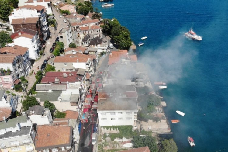 İstanbul Boğazı'na sıfır binanın &ccedil;atısı alev alev yandı