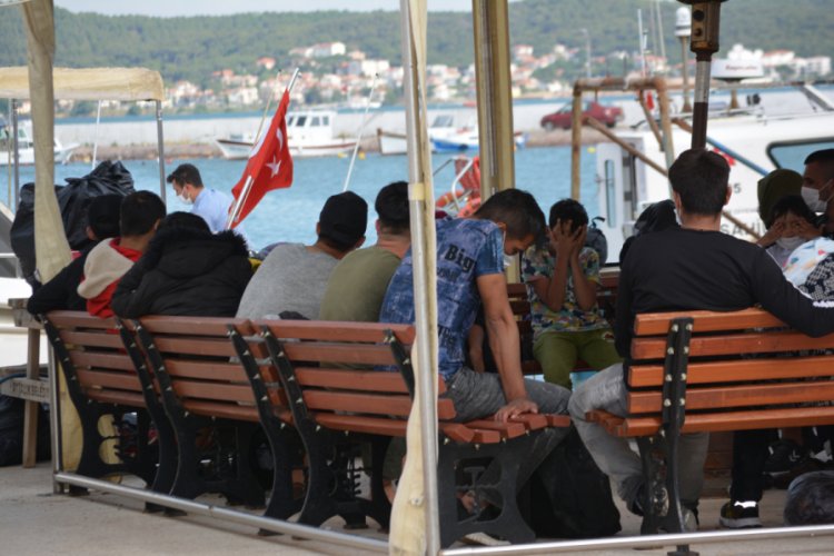 T&uuml;rk kara sularına itilen 35 sığınmacı kurtarıldı