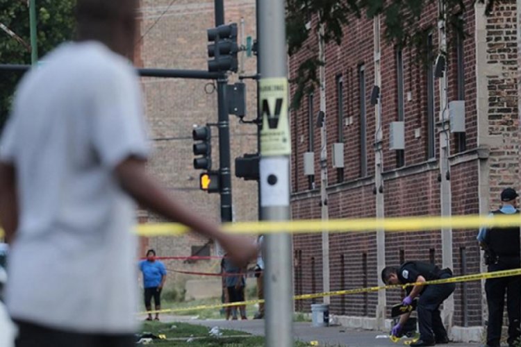 Chicago kentindeki silahlı saldırılarda 14 &ouml;l&uuml;, 90 yaralı