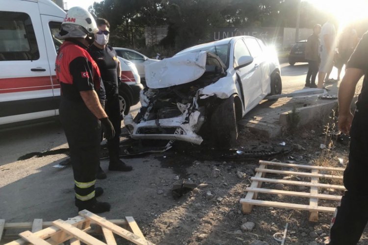 Alkoll&uuml; s&uuml;r&uuml;c&uuml; park halindeki kamyonete &ccedil;arptı