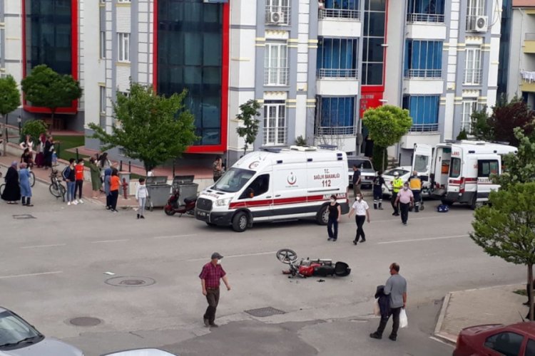 Motosikletle &ccedil;arpışan otomobil apartmana girdi