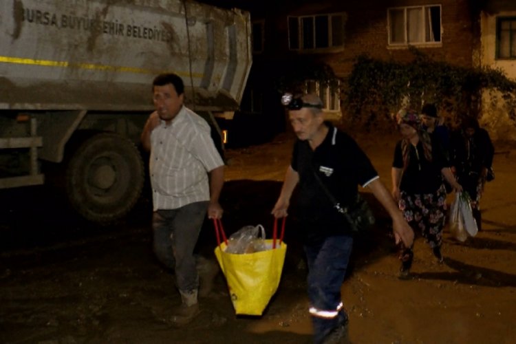 Bursa Dudaklı k&ouml;y&uuml; sakinleri geceyi komşu k&ouml;ylerde ge&ccedil;iriyor