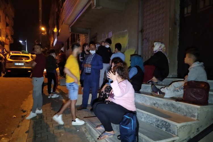 Sultangazi'de &ccedil;atlak nedeniyle 3 bina tahliye edildi
