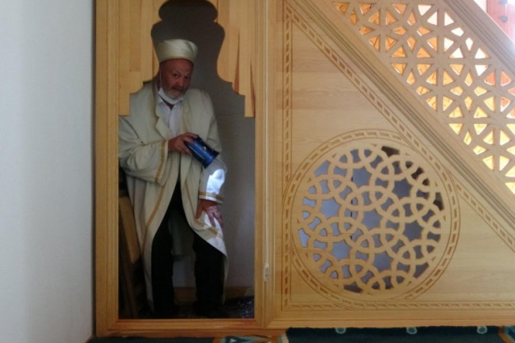 Kedi caminin minberinde doğum yaptı, imam sahip &ccedil;ıktı