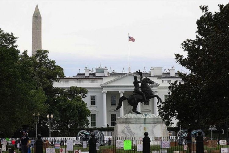 Beyaz Saray'ın &ouml;n&uuml;ndeki Andrew Jackson heykeli g&ouml;stericiler tarafından yıkılmak istendi