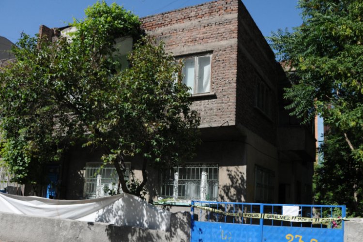 İki ailenin yaşadığı bina karantinaya alındı