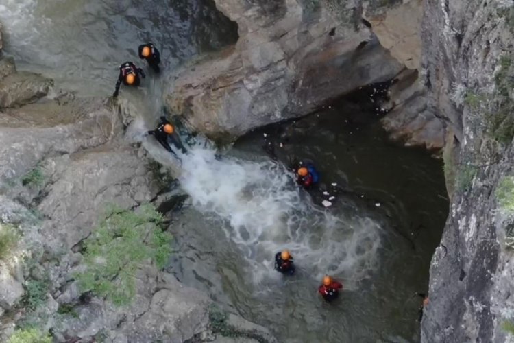 Bursa'da kayıp Derya'yı aramak i&ccedil;in adrenalin dolu anlar havadan g&ouml;r&uuml;nt&uuml;lendi