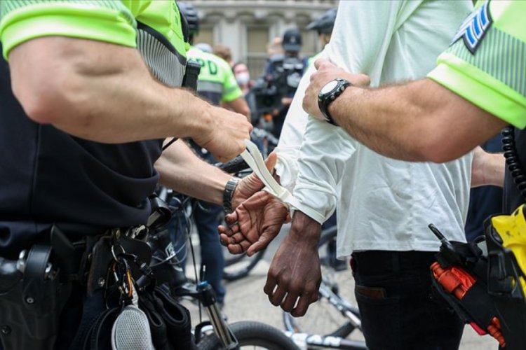 ABD'de bir siyahinin boğazını sıkan polis a&ccedil;ığa alındı