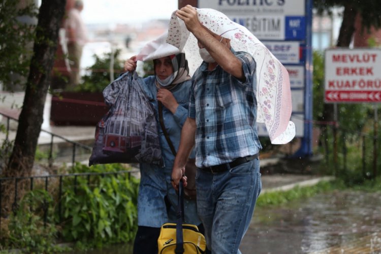 Bursa'da aniden bastıran yağmur hayatı olumsuz etkiledi