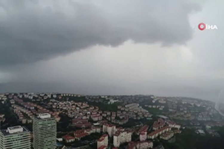 İstanbul'da g&ouml;ky&uuml;z&uuml;n&uuml; kara bulutlar kapladı