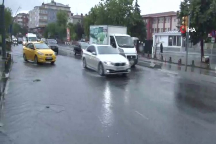 &Uuml;sk&uuml;dar'da yağış etkili oldu, yollar g&ouml;le d&ouml;nd&uuml;
