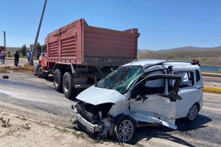 Kamyon ile hafif ticari ara&ccedil; &ccedil;arpıştı: 5 yaralı