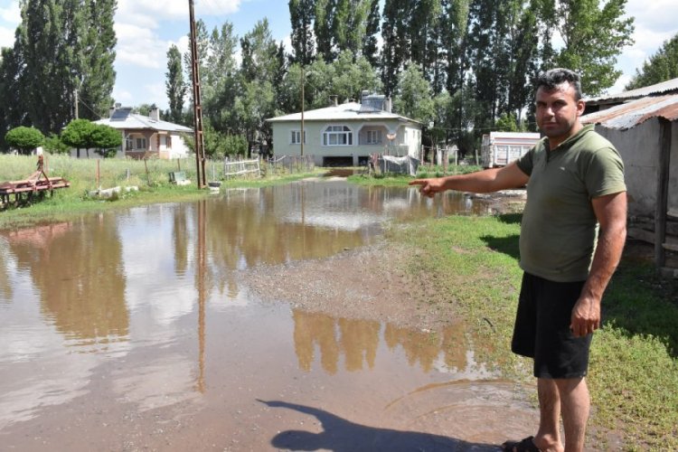 Su borusu patladı, arazi ve evlerin bah&ccedil;elerini su bastı