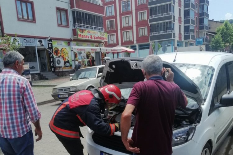 Motora giren yılan, serviste tampon s&ouml;k&uuml;lerek &ccedil;ıkarıldı