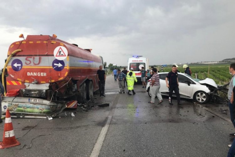 Tankere &ccedil;arpan otomobil bariyerlere saplandı