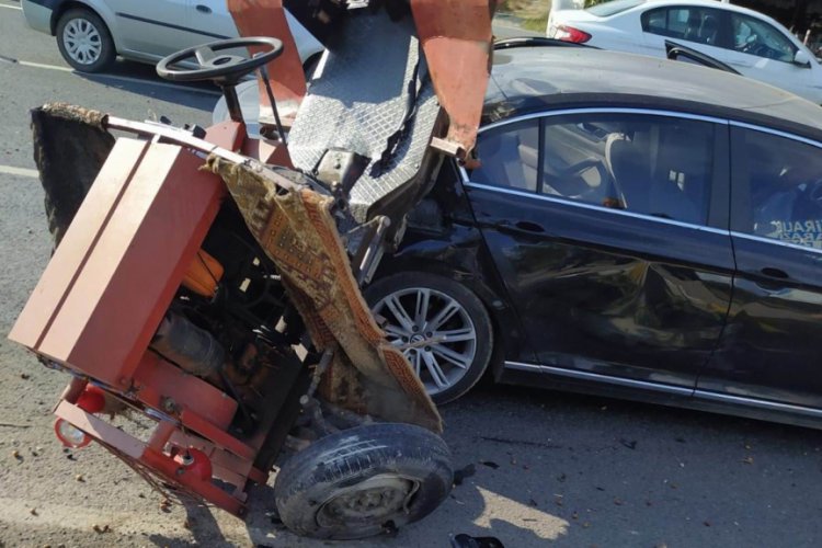 Otomobil patpata &ccedil;arptı, insanlar yola savruldu