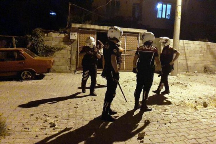 Taşlı sopalı kavga! 8 kişi g&ouml;zaltına alındı