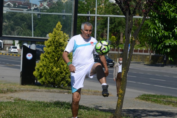 D&uuml;nyanın en yaşlı futbolcusu olmayı hedefliyor