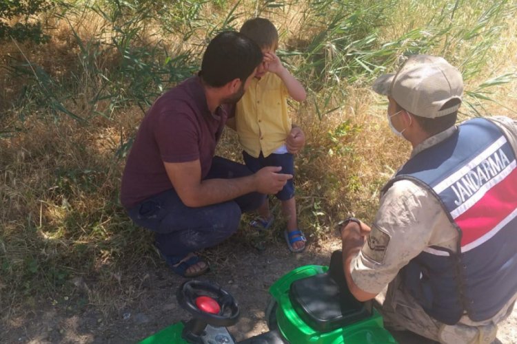 Pedallı arabasıyla dolaşırken kaybolan &ccedil;ocuk bulundu