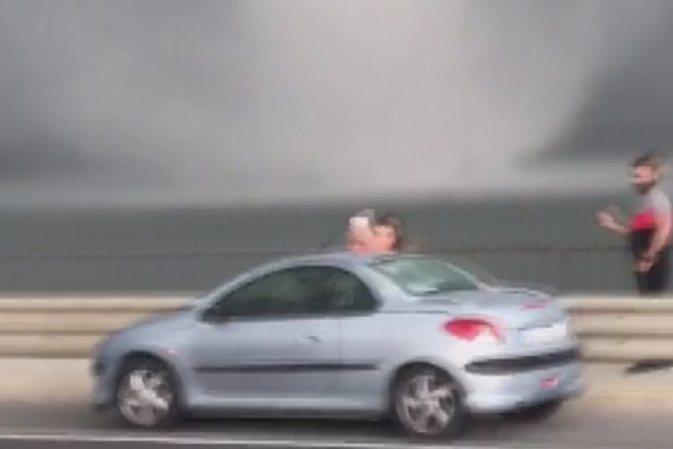 Tehlikeye aldırmadan hortumda selfie &ccedil;ektirdiler