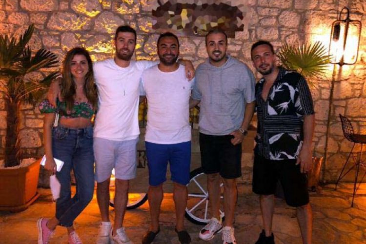 Oğulcan Engin ve Ezgi Ey&uuml;boğlu &Ccedil;eşme'de eğlendi
