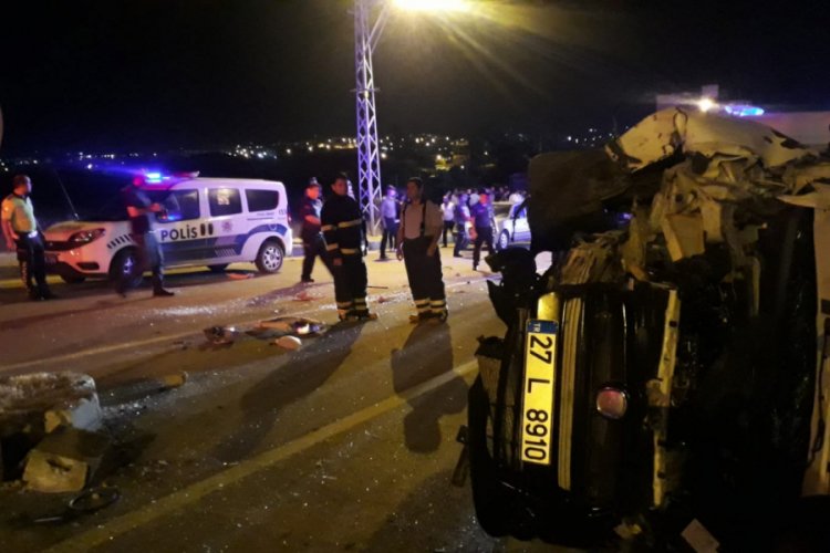 Hafif ticari ara&ccedil;, otomobile &ccedil;arptı: 1 &ouml;l&uuml;, 4 yaralı