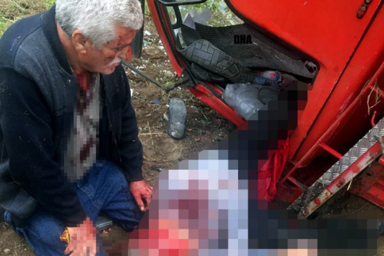 Kazada yaralanan s&uuml;r&uuml;c&uuml;, &ouml;len arkadaşının başında bekledi