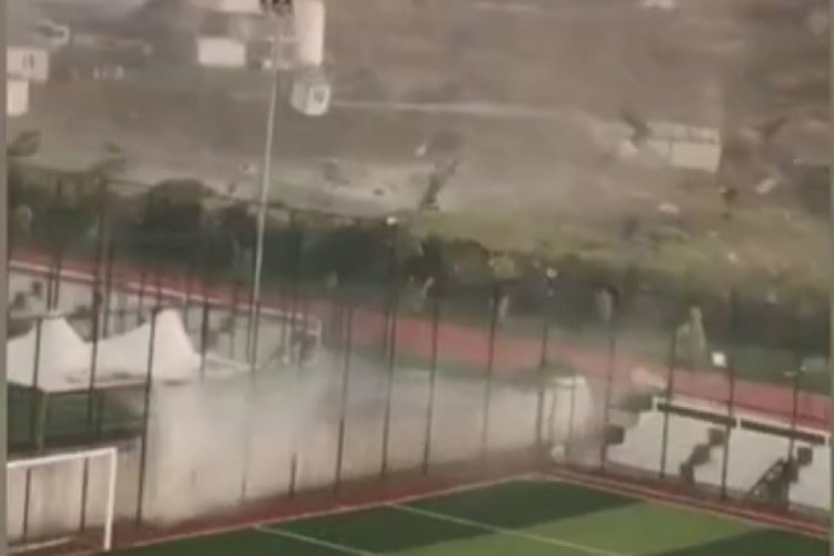 Halı sahada hortum ortalığı birbirine kattı