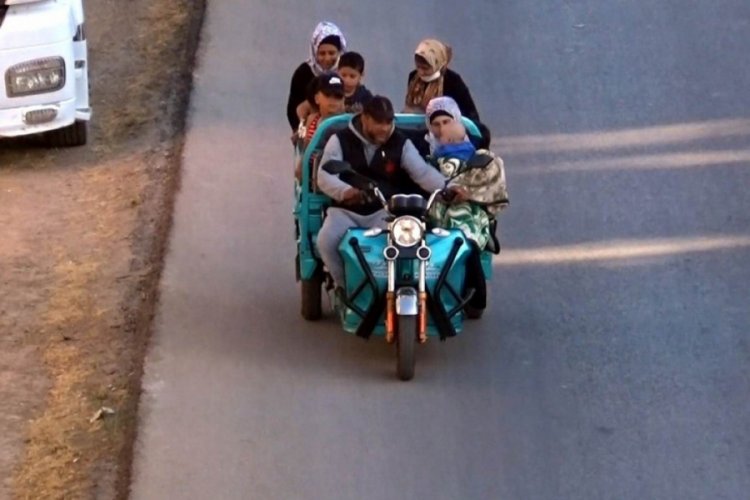 10 kişilik ailesini bir motosiklete bindirdi