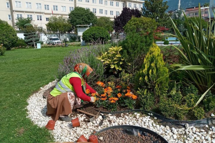 Yaz renkleri Bursa parklarını s&uuml;sl&uuml;yor
