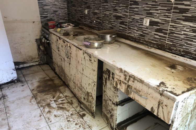 Bursa'da sel felaketinin yaşandığı k&ouml;yde &ccedil;amur dolan evler temizleniyor