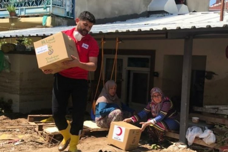 T&uuml;rk Kızılay Bursa Şubesi, sel b&ouml;lgesindeki &ccedil;alışmalarını s&uuml;rd&uuml;r&uuml;yor
