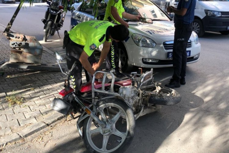Otomobilin &ccedil;arptığı motosiklet s&uuml;r&uuml;c&uuml;s&uuml; yaralandı