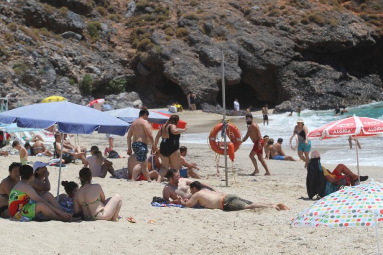Alanya'nın Kleopatra Plajı cıvıl cıvıl