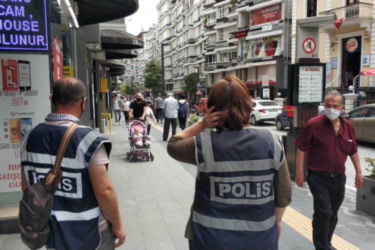 'Maske takın' diye uyaran polise bı&ccedil;aklı saldırı