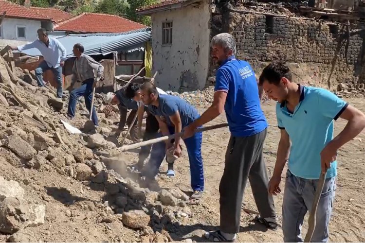 Kerpi&ccedil; ev yandı, 7 kişilik aile evsiz kaldı