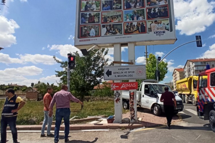 Elektrik akımına kapılan belediye iş&ccedil;isi yaralandı