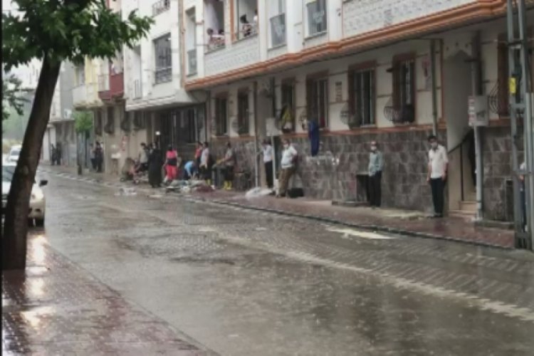 İstanbul'da su basan sokakta yağmur tekrar etkili olmaya başladı