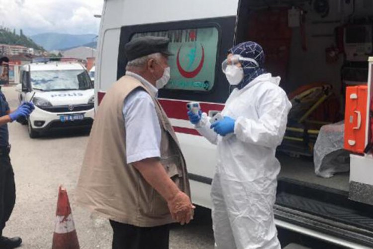 Minib&uuml;steki yolcunun korona olduğunu sanıp polisi aradılar