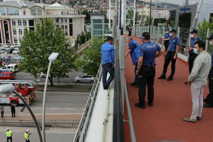 &Uuml;st ge&ccedil;itte intihara kalkışan adam D100 Karayolu'nu trafiğe kapattı