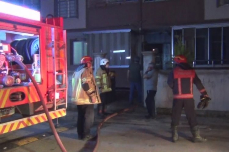 Bursa'da bir binada &ccedil;ıkan yangın mahalleyi sokağa d&ouml;kt&uuml;