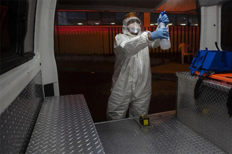 Koronavir&uuml;s testlerini analiz yapacaklardı... 240 kişi yakalandı