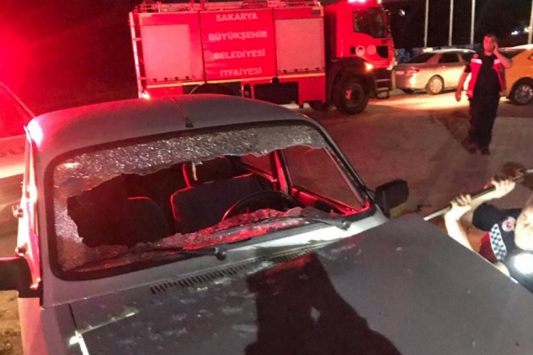 Elektrikli bisiklette bulunan 2 kişi yola savrularak ağır yaralandı