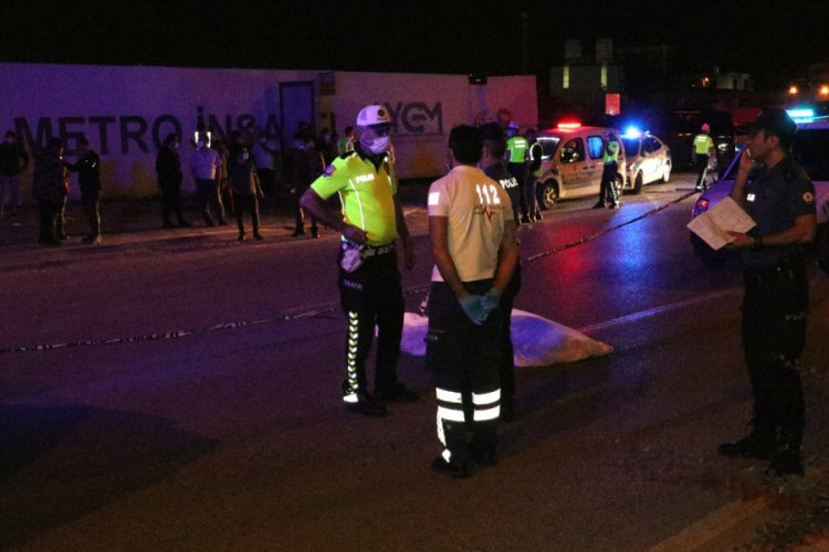 Mesai &ccedil;ıkışı otomobil &ccedil;arpan inşaat iş&ccedil;isi &ouml;ld&uuml;