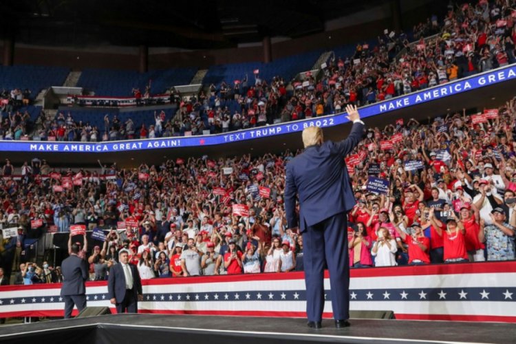 Trump'ın mitingi sonrası onlarca g&ouml;revli karantinaya alındı