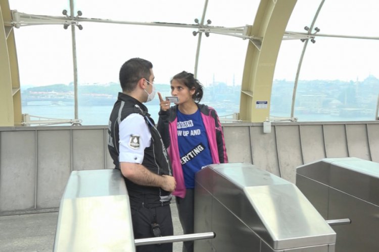 Metroya maskesiz binmek isteyen kadın ortalığı birbirine kattı