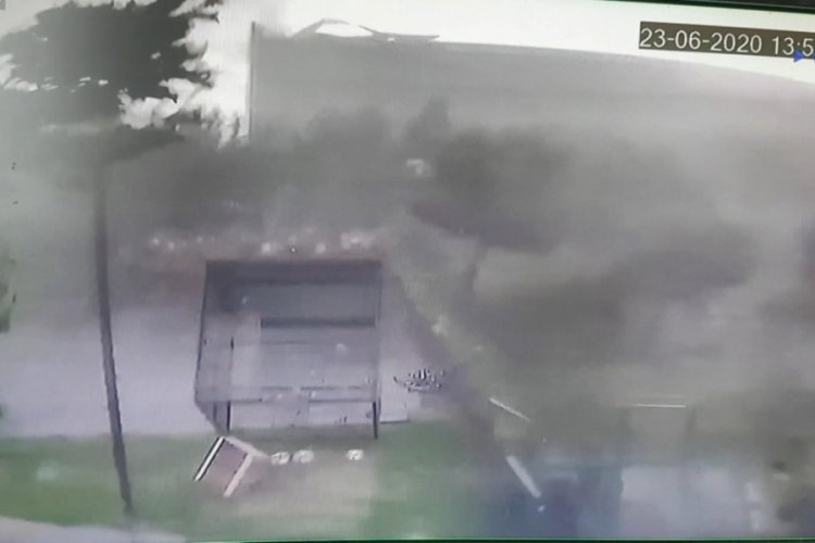 Fırtına hayvan barınağını b&ouml;yle vurdu