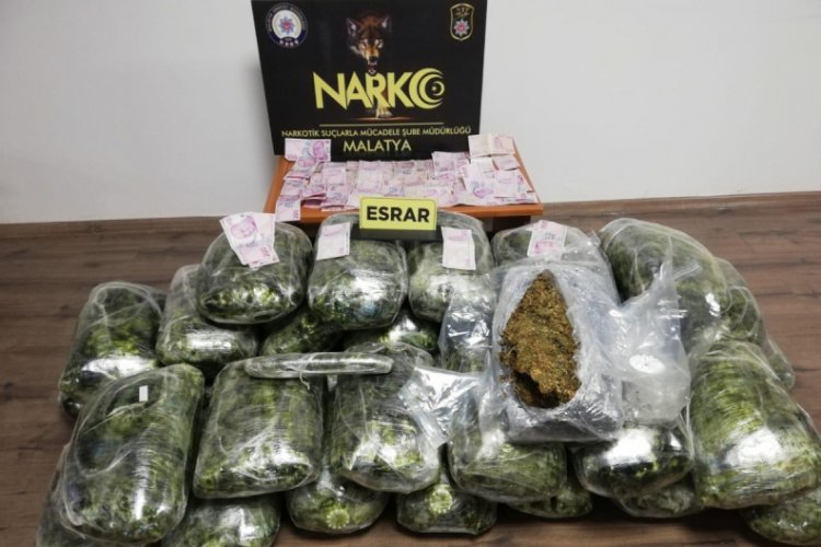 Otomobilin bagajında 110 kilo esrar ele ge&ccedil;irildi