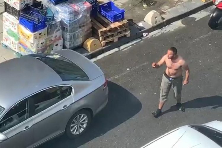 Elindeki satırla tehditler savurarak kendine zarar verdi