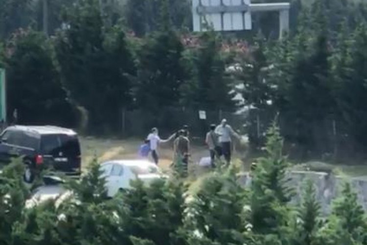 Yol kenarında bekleyen kişiyi feci şekilde d&ouml;vd&uuml;ler